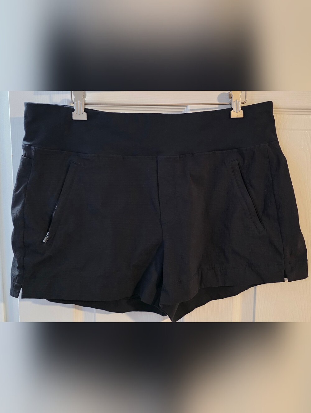 Athleta Trekkie North Mid Rise Shorts Size 14